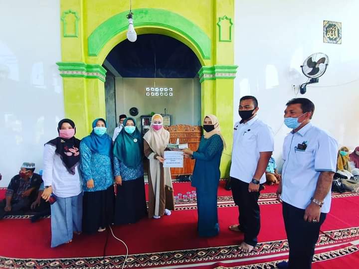 Lisda Hendrajoni Serahkan Bantuan APD Lengkap Untuk Kader PKK dan Posyandu se-Kecamatan Bayang