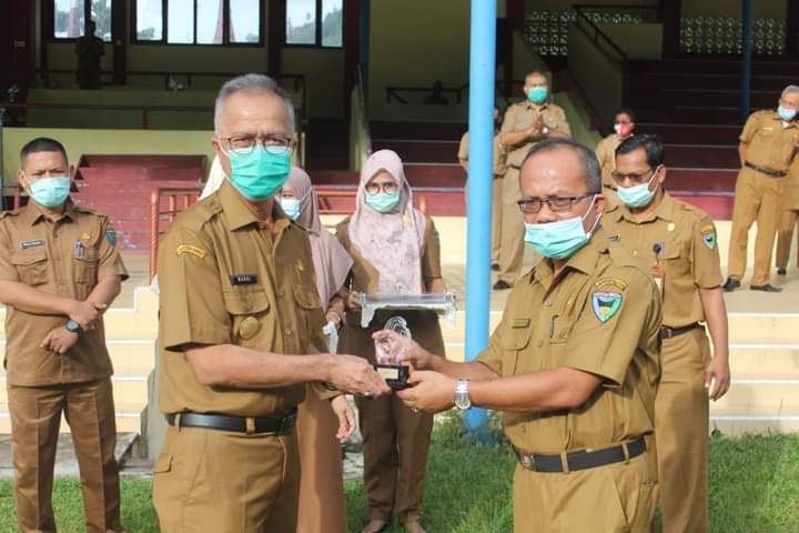 Pjs Bupati Mardi Serahkan Penghargaan Achievement Motivation Person Award Pada Sekda