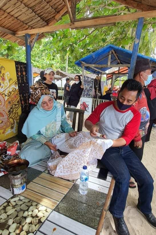 Mencating Batik Bisa Menjadi Atraksi Wisata Untuk Menarik Wisatawan