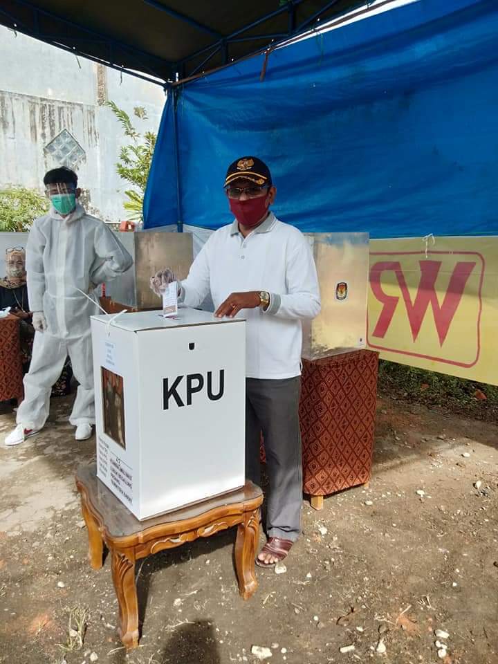 Mencoblos,Pemilih Gunakan Sarung Tangan 