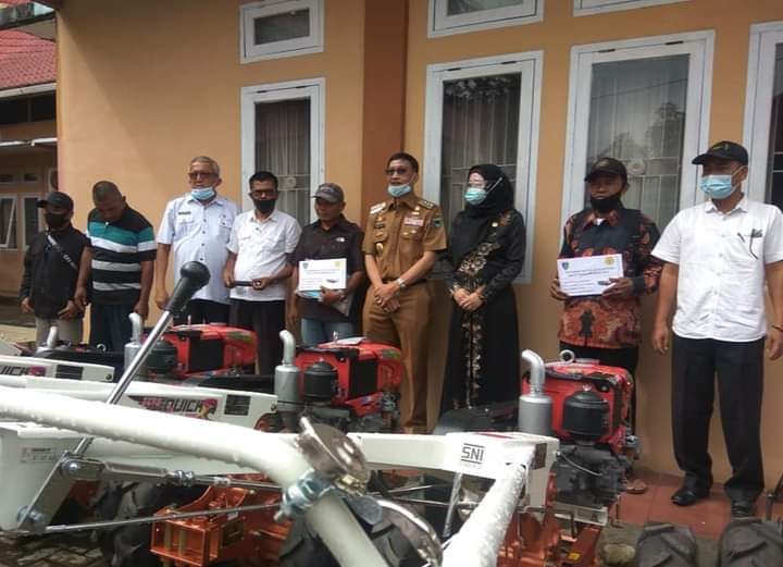 Bupati Hendrajoni Serahkan Bantuan 8 Unit Alsintan Pada Keltan Dan Gapoktan