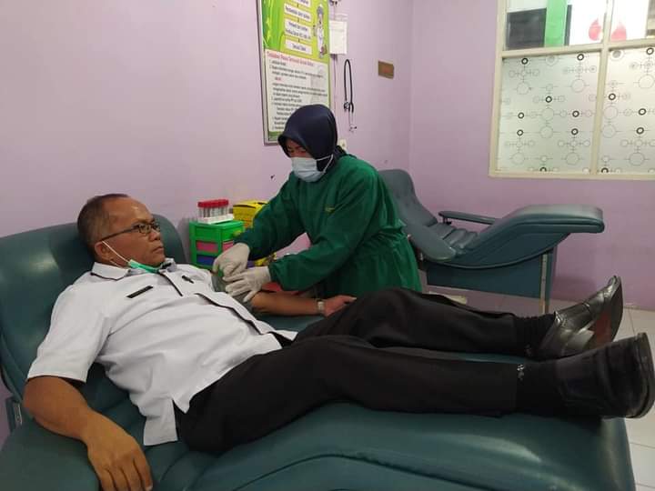 Sekretaris Daerah Pesisir Selatan Lakukan Donor Darah Di UTDRS RSUD M.Zein Painan