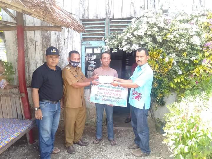 Baznas Pesisir Selatan Serahkan Bantuan Bedah RTLH Pada Warga Kampung Jalamu