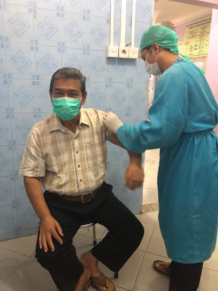 Dokter Spesialis Senior  Rumah Sakit Disuntik Vaksin Covid 19