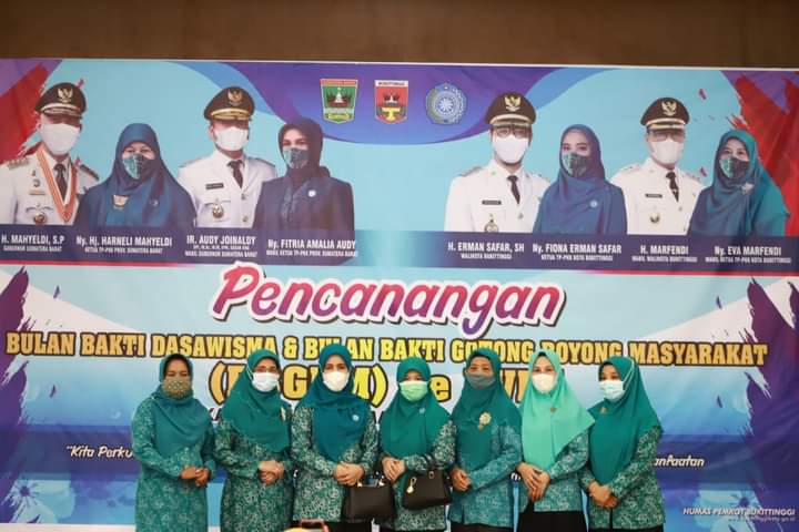 Ketua TP PKK Pesisir Selatan Hadiri Pencanangan Bulan Bhakti Dasawisma Di Bukittinggi