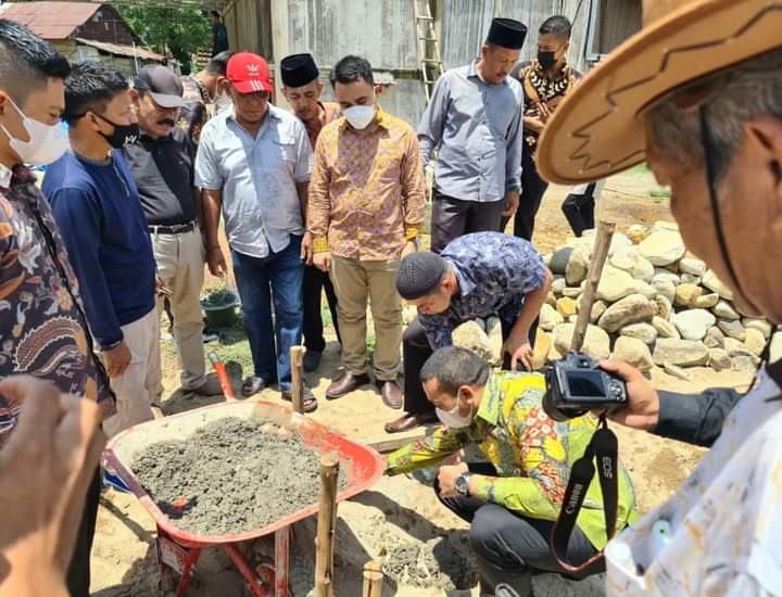 Wagub Sumbar Lakukan Peletakan Batu Pertama Pembangunan Closed House di Kecamatan Koto XI Tarusan 