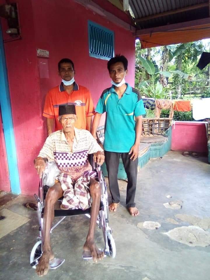 Bulan Penuh Berkah, Anggota DPR RI Lisda Hendrajoni Serahkan Kursi Roda Pada Lansia