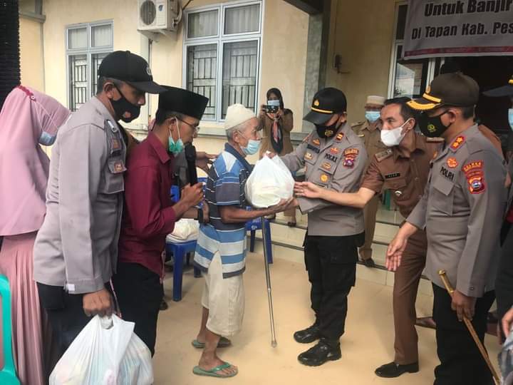 Kapolri Salurkan Bantuan Sembako Untuk Korban Banjir Di Ranah Ampek Hulu Tapan