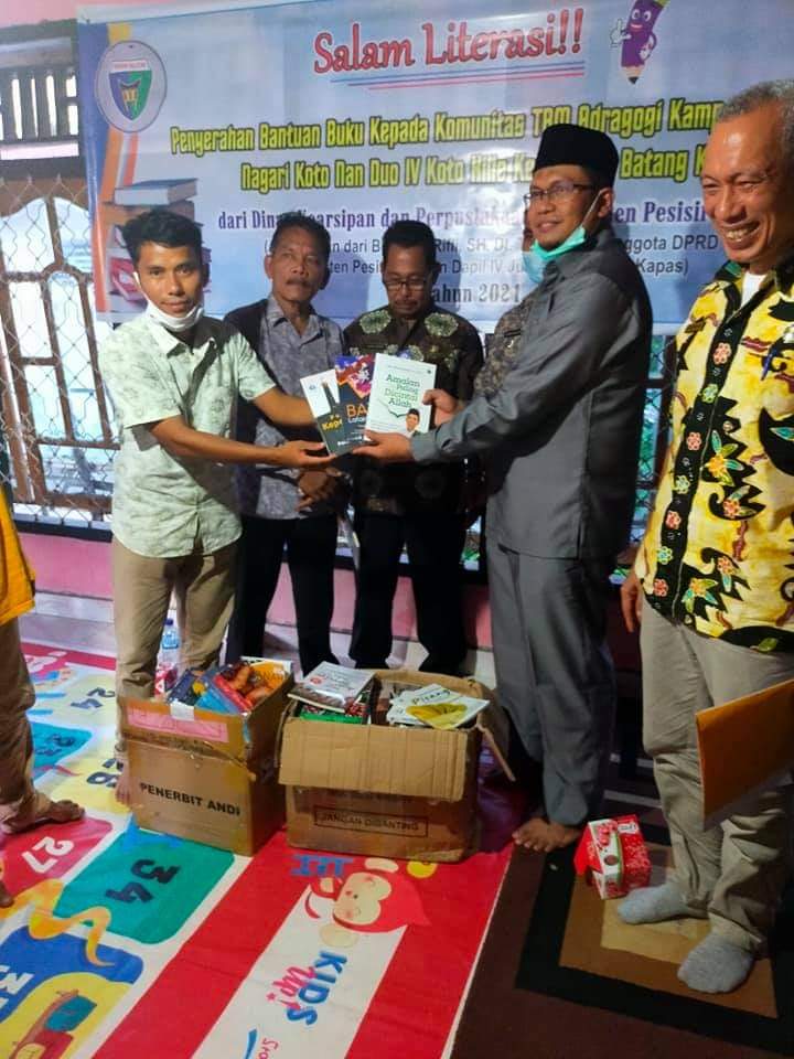 Taman Bacaan Masyarakat Kampung Teluk Kasai Terima Bantuan Buku