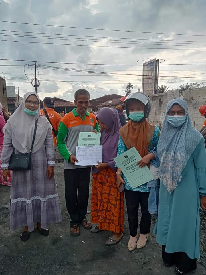 Disdukcapil Serahkan  Dokumen Kependudukan Pada Korban Kebakaran Pasar Kambang