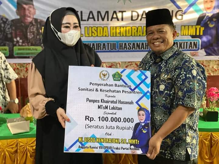 Anggota DPR RI Lisda Hendrajoni  Salurkan Bantuan Sekolah dan Madrasah/Ponpes di Pesisir Selatan 