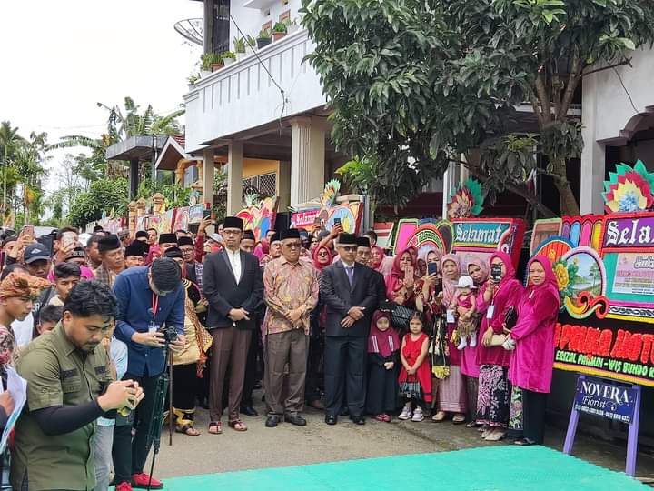 Staf Ahli  Bupati Bidang Kemasyarakatan Dan SDM Hadiri Batagak Gala Dan Pengukuhan IKPS Bukittinggi