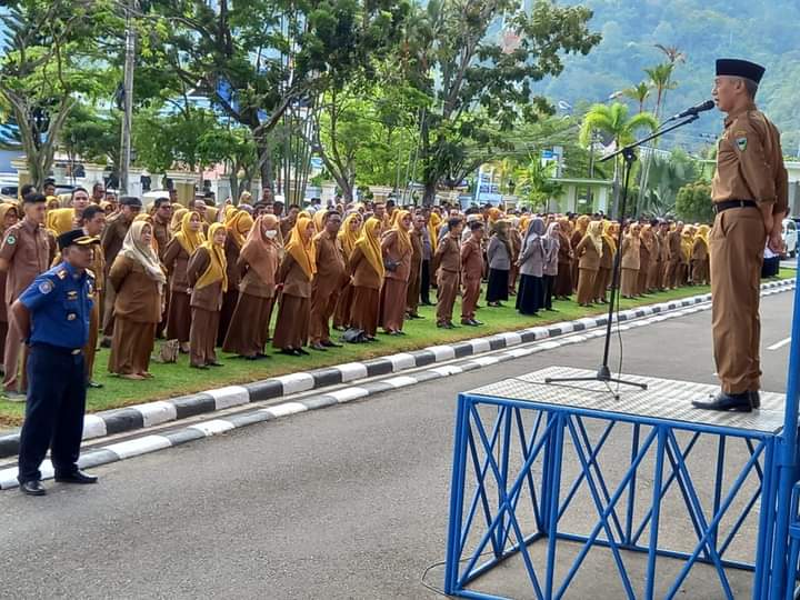Sekda Mawardi Roska  Pimpin Apel Gabungan di Halaman Kantor Bupati