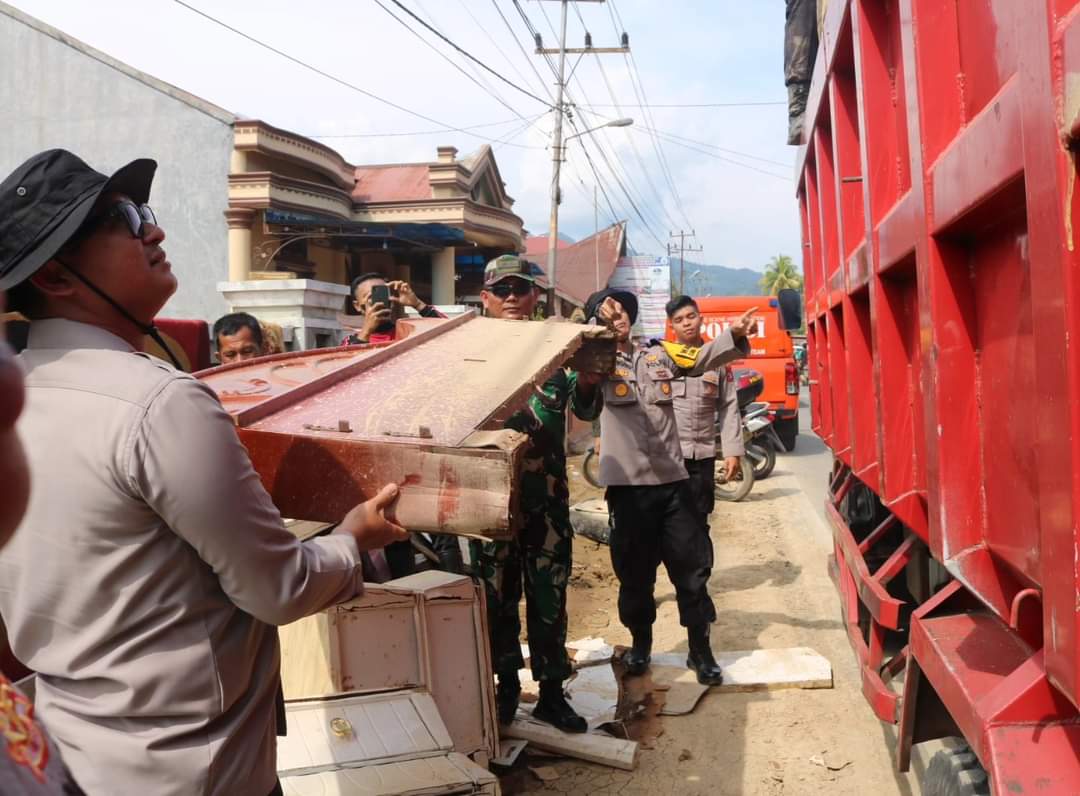 Personil TNI - Polri Gotong Royong di Lokasi Terdampak Banjir dan Longsor Kecamatan Koto XI Tarusan 