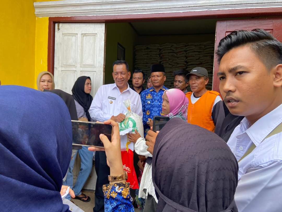 Bupati Rusma Yul Anwar Distribusikan Bantuan Pangan pada Masyarakat Miskin di Linggo Sari Baganti