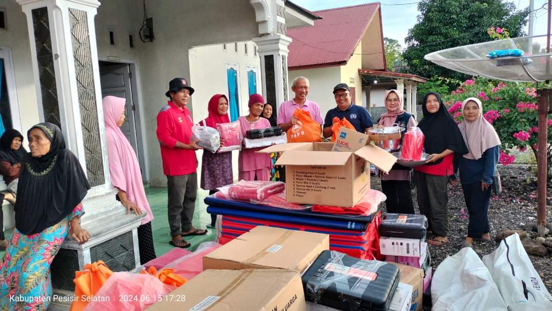 Sekdakab Mawardi Roska Serahkan Bantuan Kebakaran di Kampung Bungo Pasang