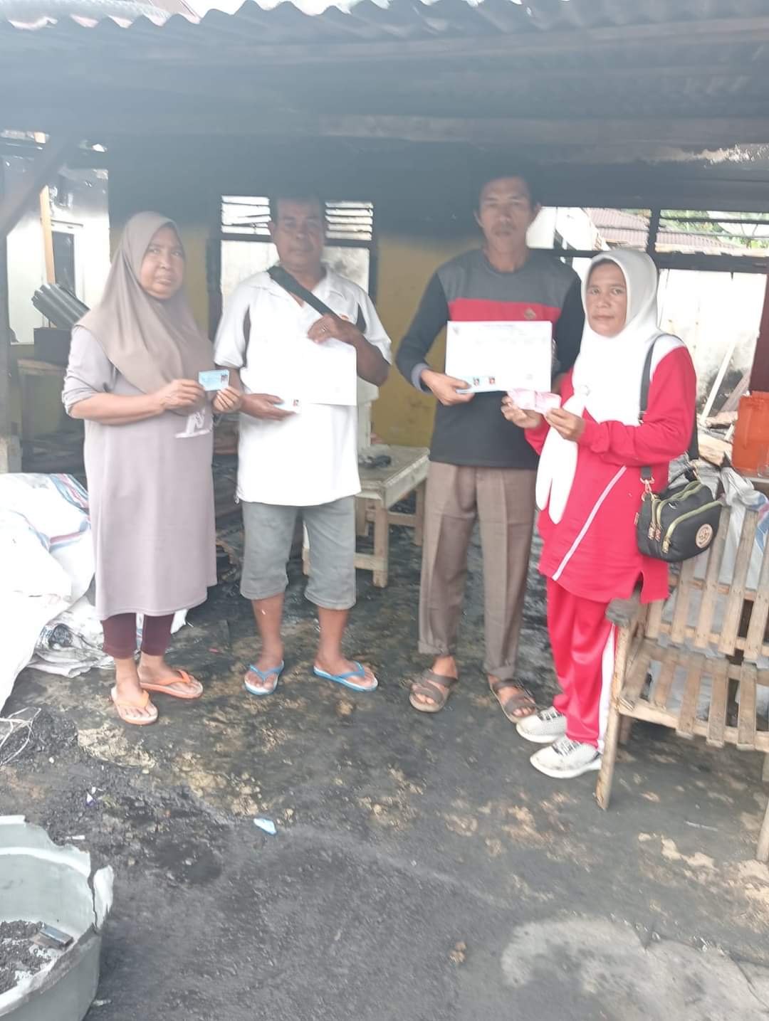 Korban Kebakaran Terima Dokumen Kependudukan Dari UKL Disdukcapil Kecamatan IV Jurai 