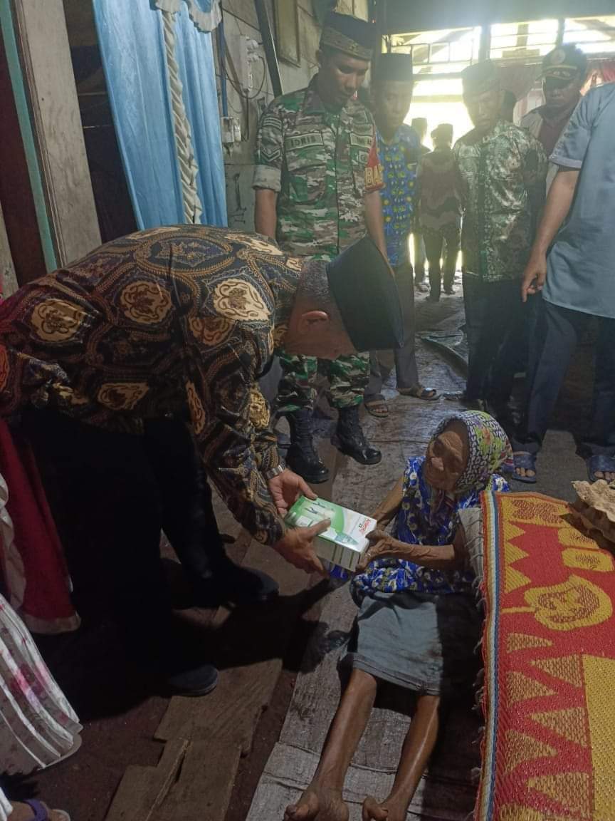 Kunker di Silaut, Bupati Rusma Yul Anwar Salurkan Bantuan Pada Lansia