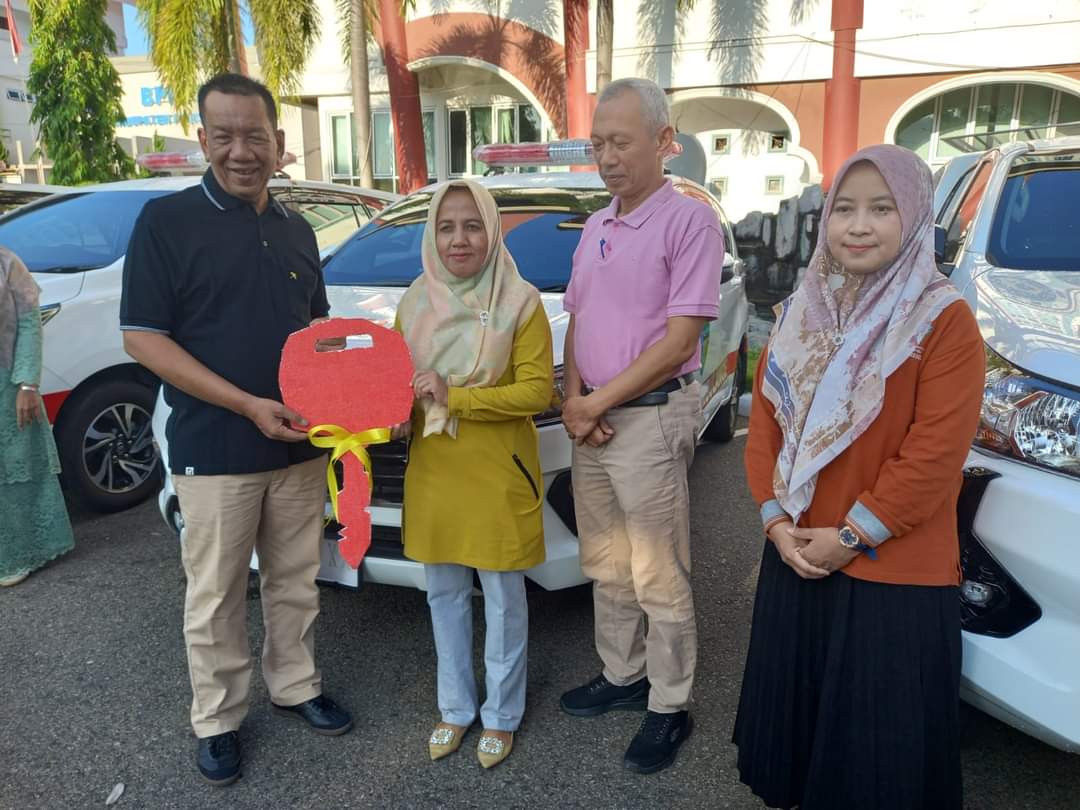 Bupati Rusma Yul Anwar Serahkan Sembilan Unit Ambulance