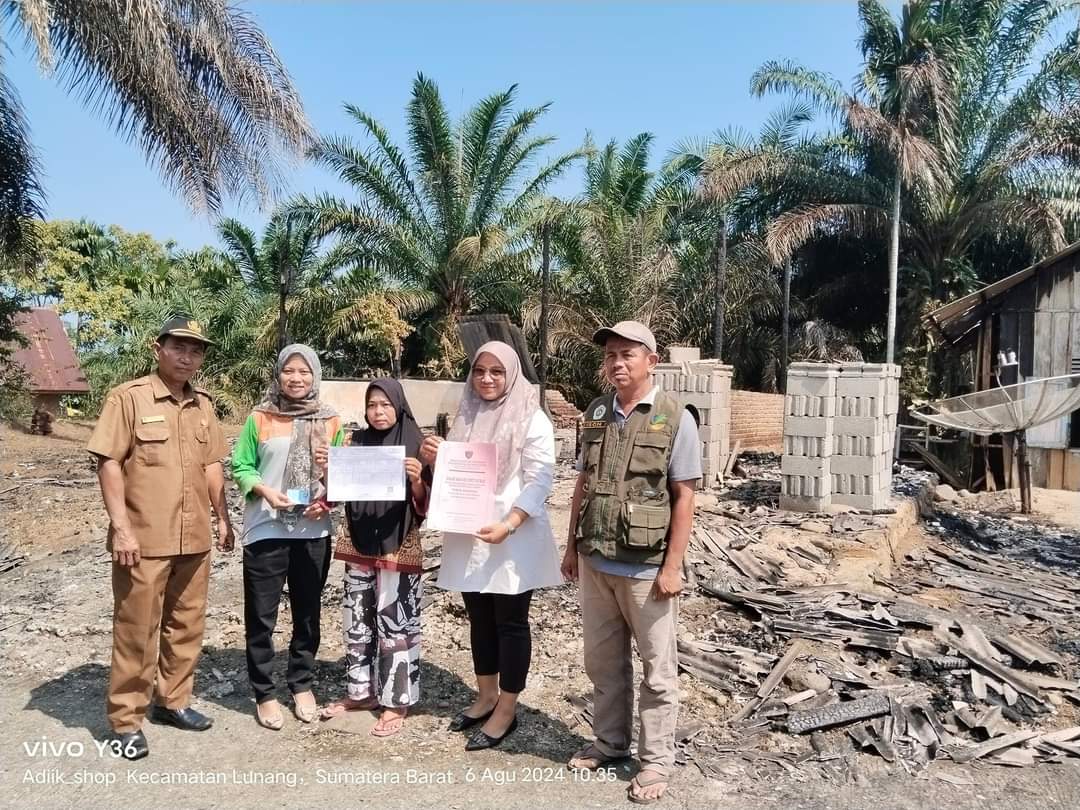 UKL Disdukcapil Lunang  Serahkan Dokumen Kependudukan pada Korban Kebakaran di Kampung Talang Medan