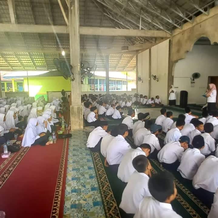 Edukasi Gizi Seimbang dan Cegah Anemia Dilakukan di MTsN 9 Pesisir Selatan