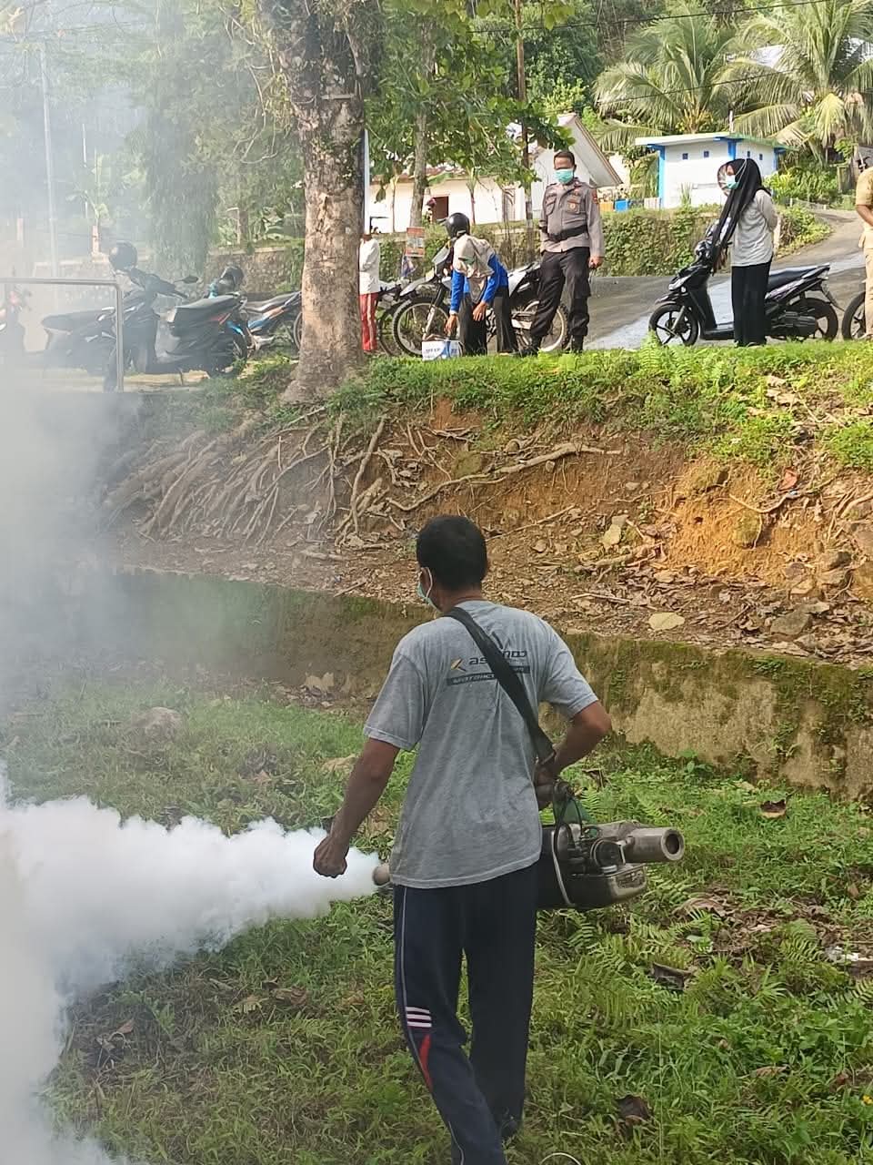 Cegah DBD , Dinkes Pesisir Selatan Lakukan Fogging di Mes GOR H. Ilyas Yakup Painan