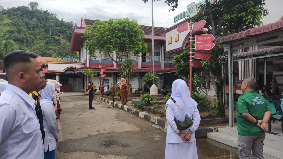 Pembina Apel Pagi, Direktur RSUD M. Zein Sampaikan Sejumlah Poin Penting Tingkatkan Pelayanan Kesehatan