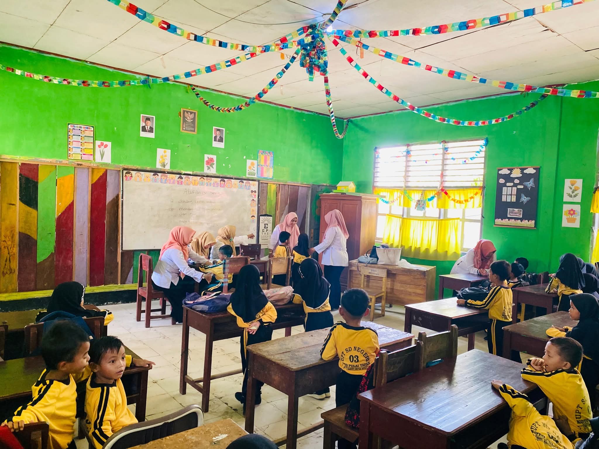 241 Siswa SDN 03 Koto Pulai Jalani Pemeriksaan Kesehatan dari Puskesmas Ranah Ampek Hulu Tapan