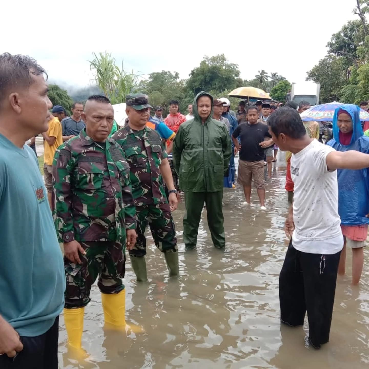 Dandim 0311/Pessel Tinjau Lokasi Banjir di Duku Tarusan, Imbau Warga Tetap Siaga