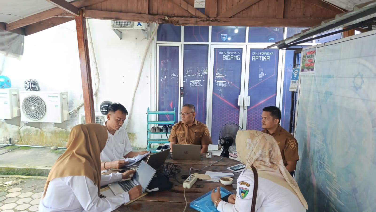 Sejumlah Perangkat Nagari Lakukan Rekonsiliasi Pengelolaan Dana Desa ke Diskominfo Pesisir Selatan