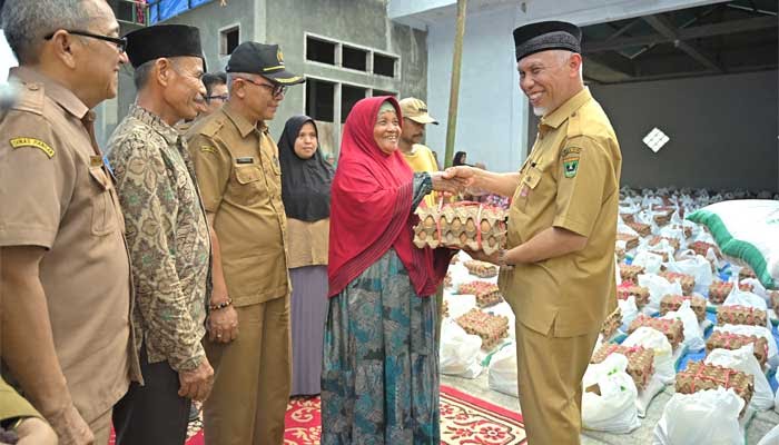 Gubernur Sumbar Serahkan Bantuan ke tiga Nagari Di Pesisir Selatan