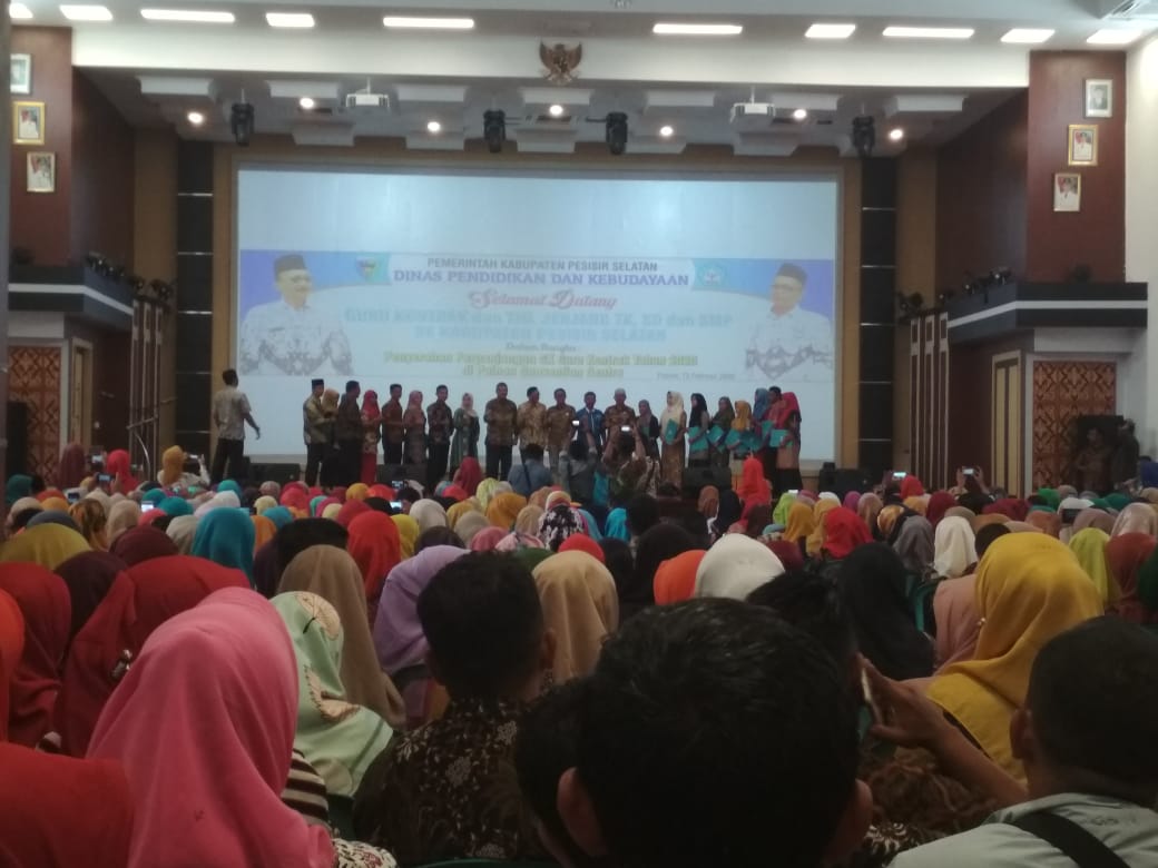 Hendrajoni Serahkan SK Perpanjangan Pengangkatan Guru Kontrak dan THL