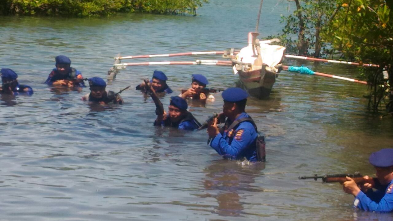   4 personil baru Polair Polres Pessel ikuti prosesi pembaretan .
