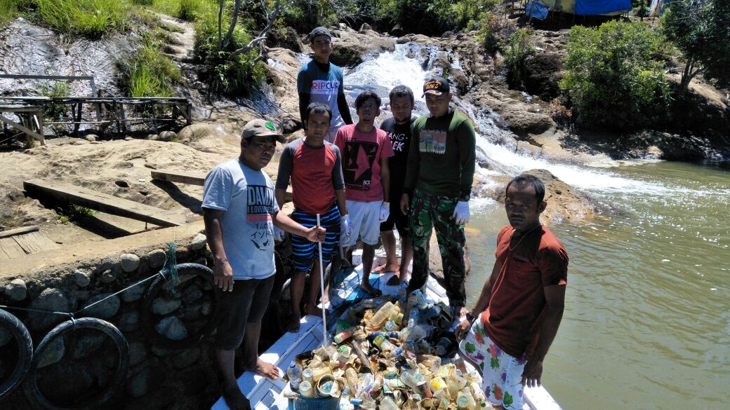 Pokdarwis Mandeh Laksanakan Bersih Sampah di Laut 