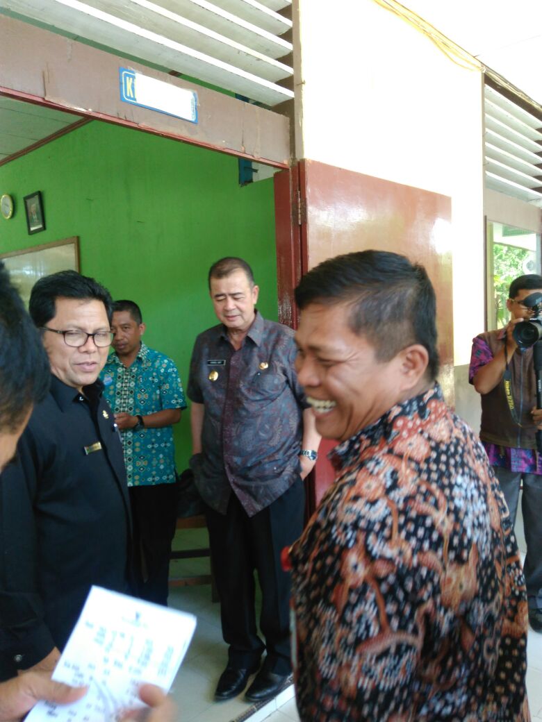 Wagub Nasrul Abit tinjau Ujian SMU 1 Kapuh Koto XI Tarusan