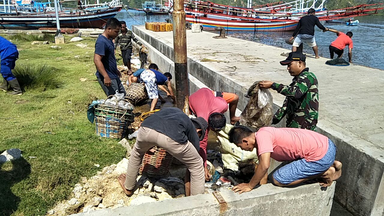 Pokdarwis Tarusan Kembali Lakukan Aksi Bersih Pantai 