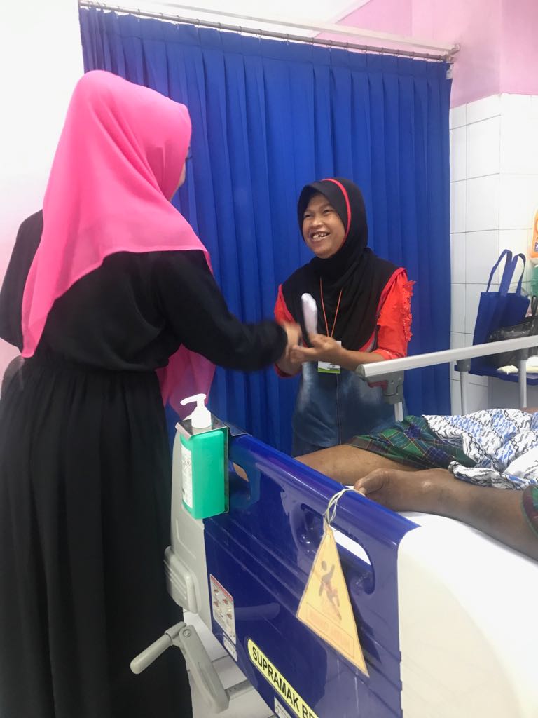 Sehari di RSUP Padang, Lisda Hendrajoni Sambangi Dua Keluarga Pasien yang Terbaring Sakit