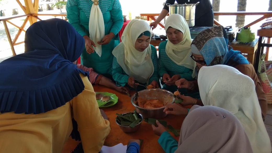 Kelompok Wanita Sei Nyalo Diajarkan Mengolah Makanan Bahan Ikan 
