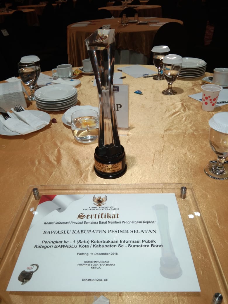 Bawaslu Pessel Raih Penghargaan Anugerah Keterbukaan Informasi Publik 2018