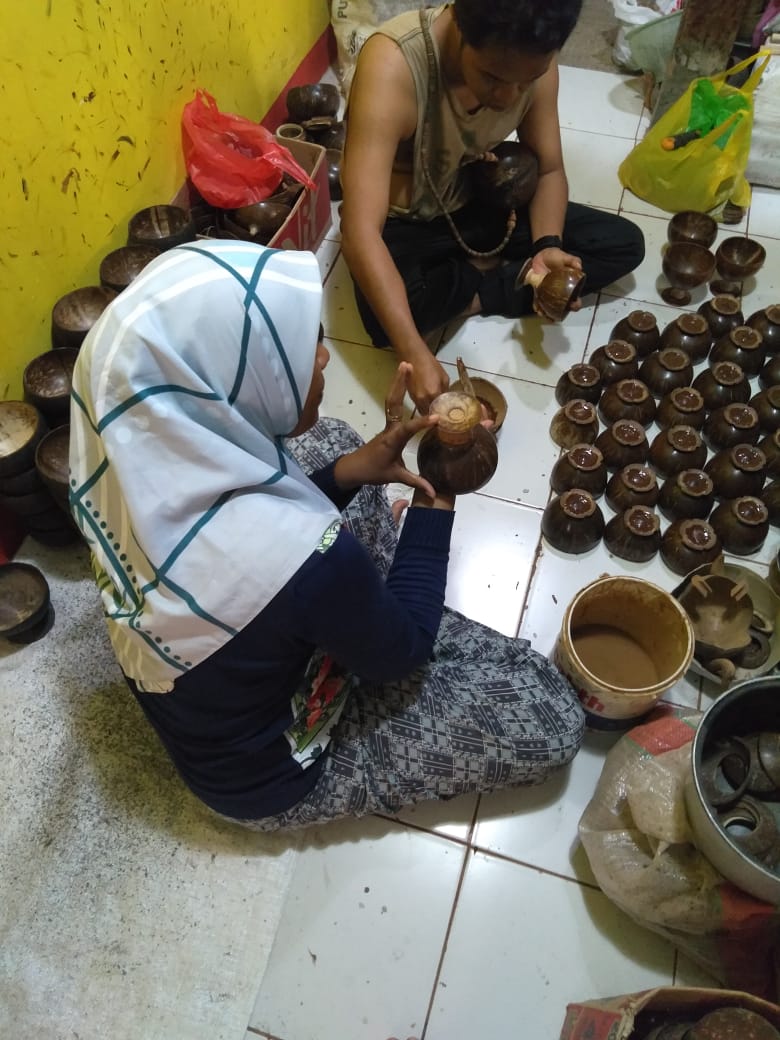 2019 Nagari Painan Selatan Tetap Fokus Pengembangan Usaha Batok Kelapa 