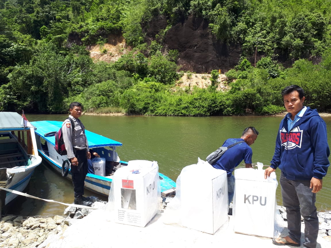 Gunakan Perahu, Logistik Pemilu di distrbusikan ke Nagari Kapo- kapo Tarusan.