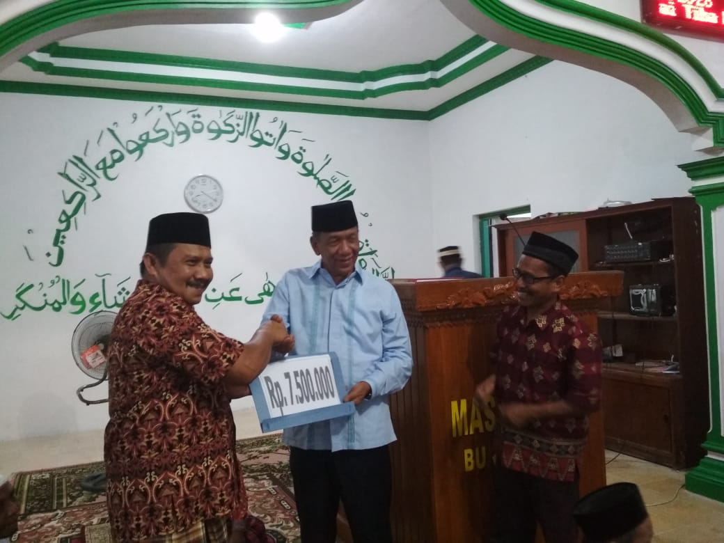 Wabub Rusmayul Anwar, serahkan bantuan ke Masjid Aqsa Rp7.500.000