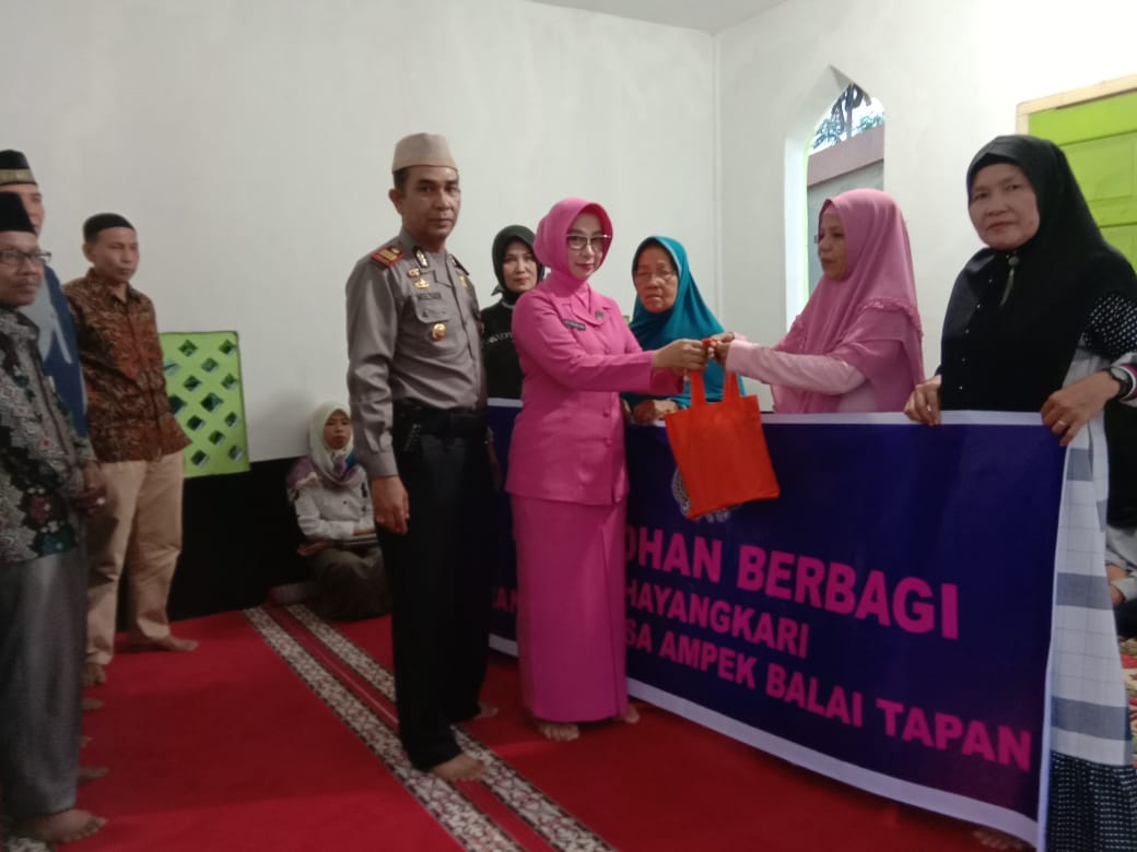 Bhayangkari Polsek BAB Tapan, berikan santunan pada anak Yatim - Piatu dan Warakauri. 