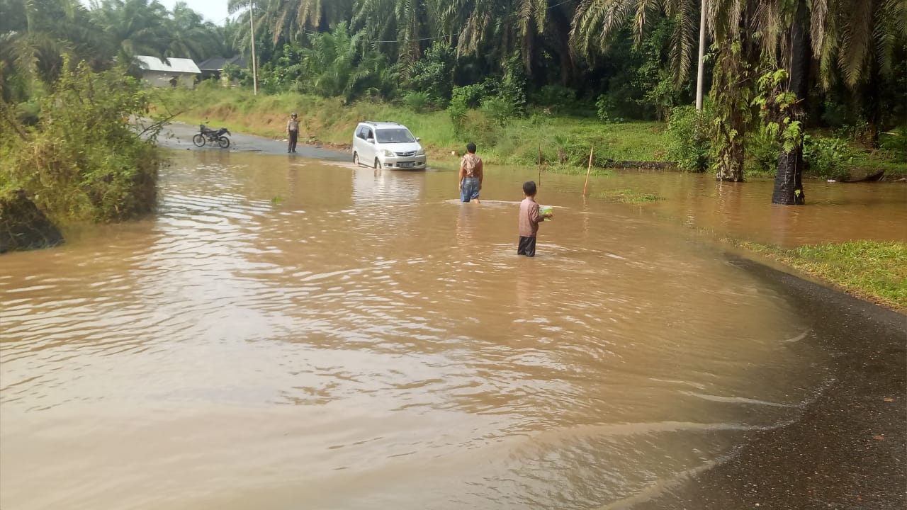 Ruas Jalan Padang - Bengkulu tergenang air sungai, pemudik dihimbau waspada