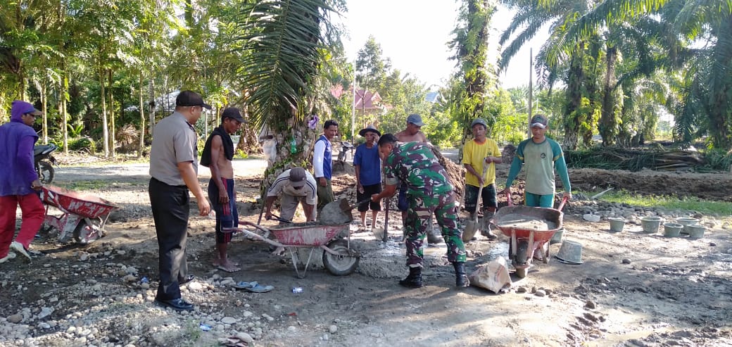 sinergitas TNI dan Polri, goro bersama dengan masyarakat bangun lapangan voly.