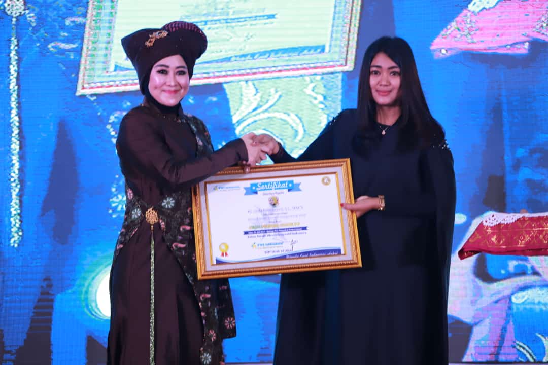 Lisda Hendrajoni Terima Penghargaan Wanita Ispiratif Indonesia 