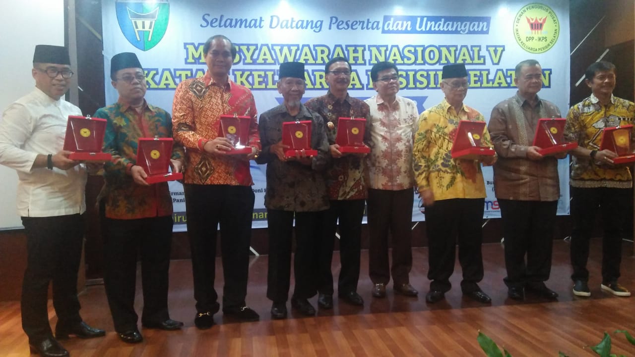 Sembilan Tokoh Menerima IKPS Award Karena Dinilai Berjasa Terhadap Kemajuan Pessel