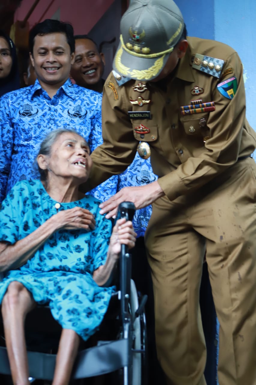 Bupati Hendrajoni Turun Lapangan Bantu Penyandang Disabilitas