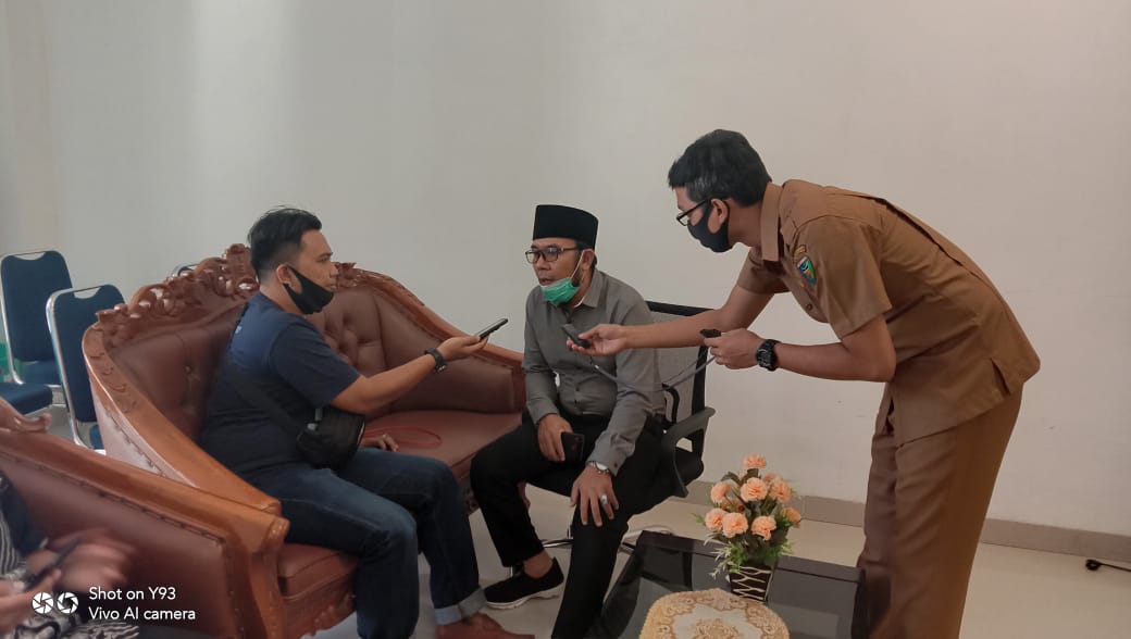 Komisioner Komisi Informasi (KI) Sumbar, Arif Yumardi, LPPL Radio Langkisau FM gelar Talkshow ujud Monitoring Evaluasi KI Sumbar Penanganan Covid-19. di Pesisir Selatan.