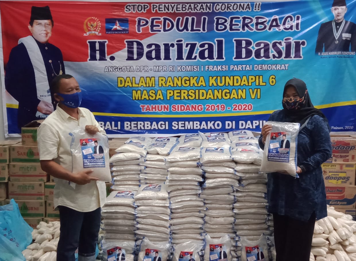 H.Darizal Basir Salurkan 500 Paket Sembako Pada Masyarakat Terdampak Covid 19 Di Pesisir Selatan